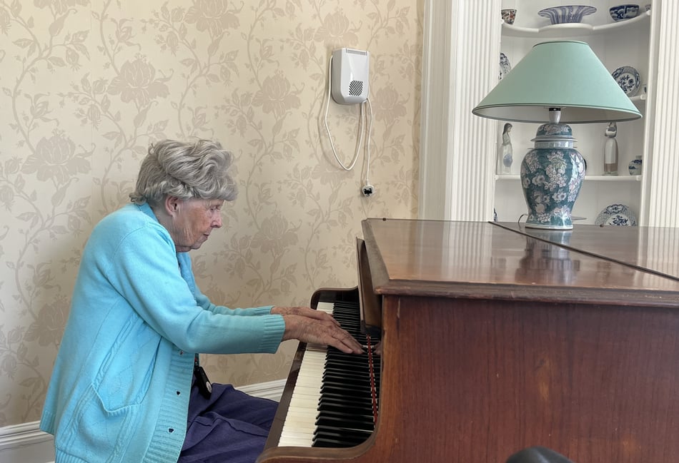 <p>Jean Piper plays piano for her friends at The Lawn residential care home in Alton.</p>