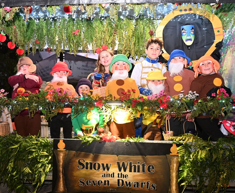 The Sanders, Walkey, Parker and Lawrence family of Camelford with Snow White and the Seven Dwarfs (Picture: Adrian Jasper)