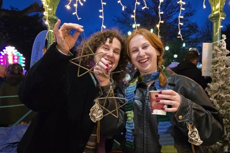Judith Needham led a willow star making workshop at the Farnham Christmas Lights Switch-On on November 15th 2025.