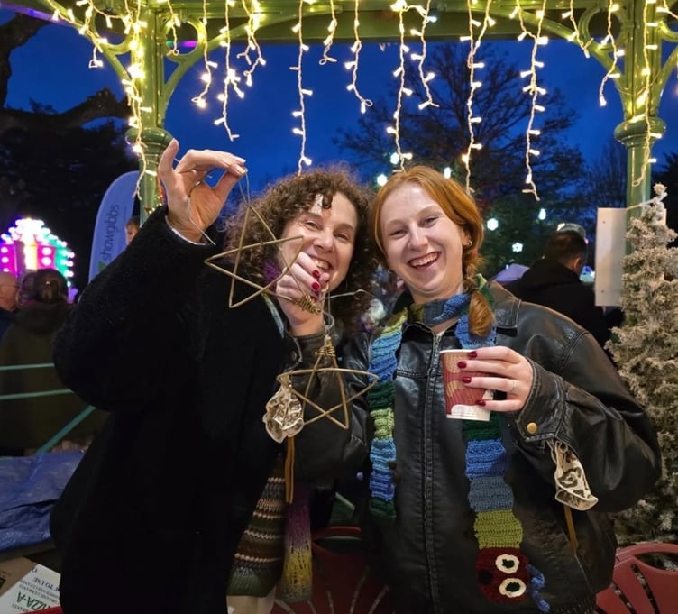 Judith Needham led a willow star making workshop at the Farnham Christmas Lights Switch-On on November 15th 2025.