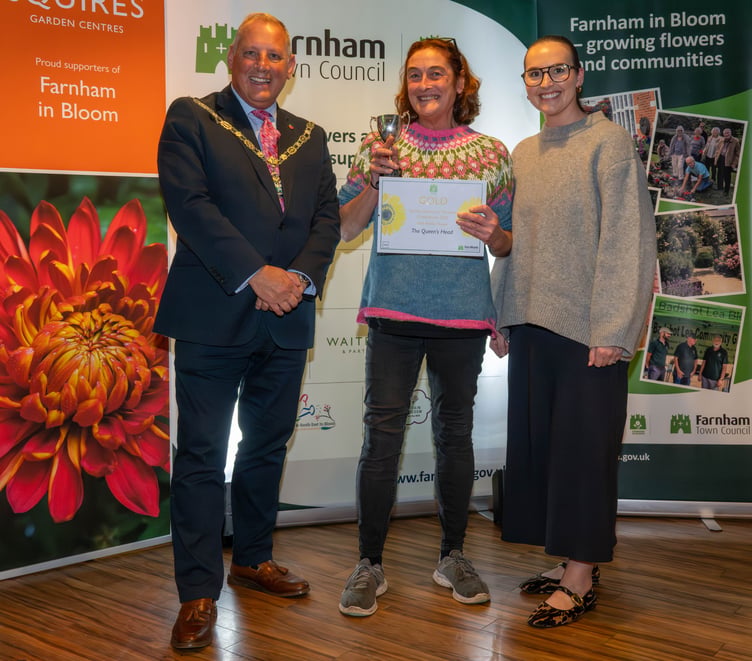 The Queens Head staff collect their Farnham in Bloom Community Award.
