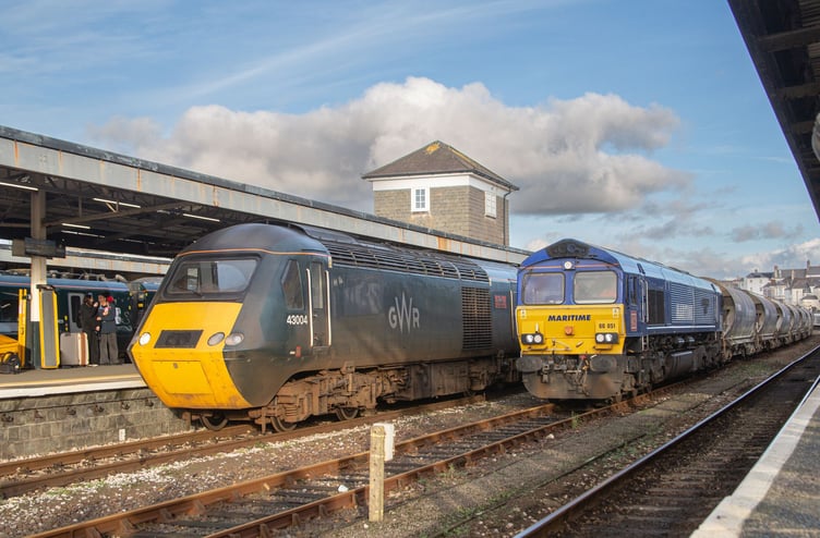 The Castle Class train (left) leaving Par 