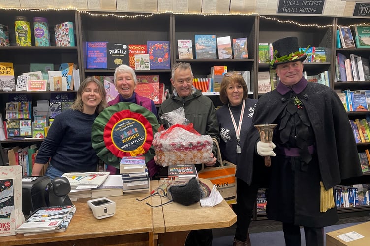 Haslemere Bookshop shows off its festive flair with a stylish Christmas window that’s turning heads this season!