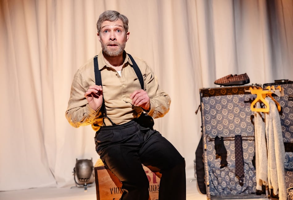 <p>Zeb Soanes as Sir Alec Guinness in Two Halves of Guinness (Photo: Danny Kaan).</p>
