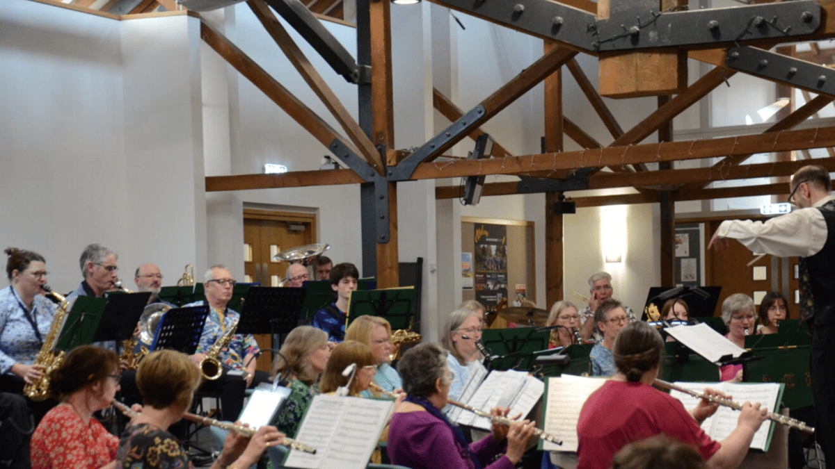 Audience gives great thanks for music of band and choir