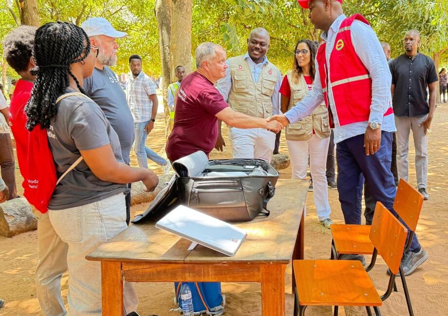 <p>Vodafone Foundation volunteer Dave Harrington, from Alton, shakes hands with Daniel Chapo, the president of Mozambique (Vodafone Foundation).</p>