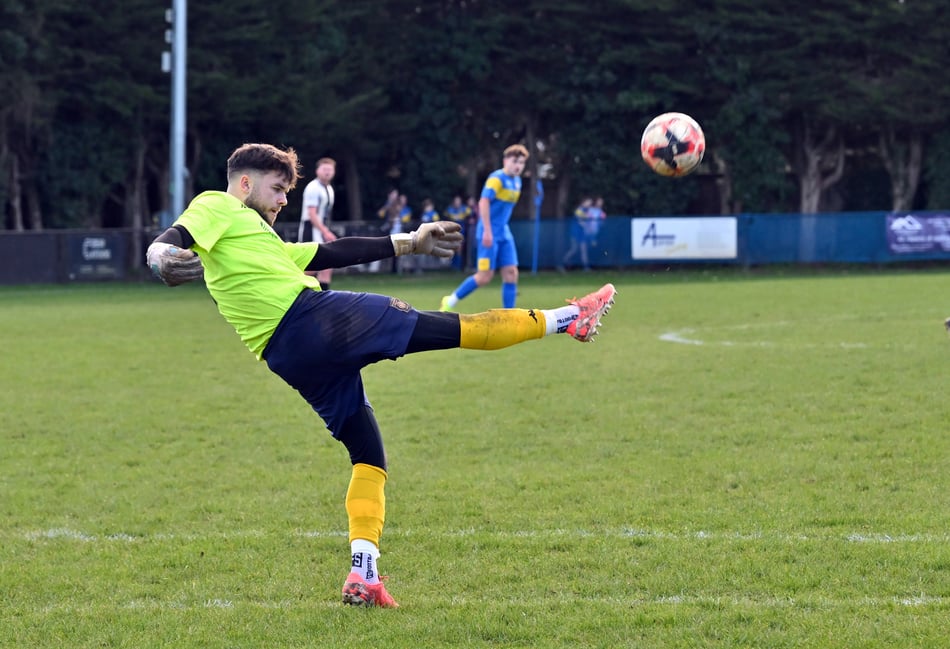<p>Petersfield keeper Fred Firman launches an attack (Photo: Malcolm Wells)</p>