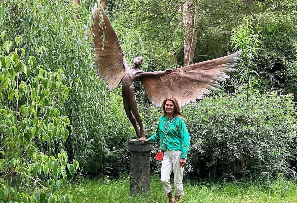 <p>Farnham sculptor Nicola Godden, pictured with her Icarus I sculpture, will open the AppArt 2026 art exhibition and sculpture trail.</p>