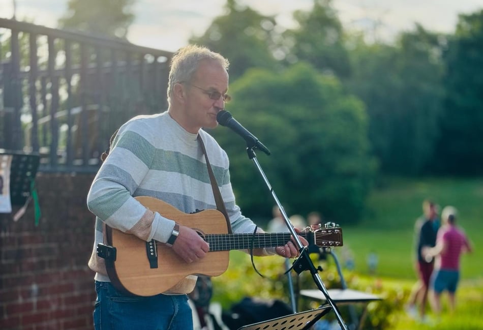 <p>Vic Cracknell plays outdoors at Birdies coffee house and bar in Farnham.</p>