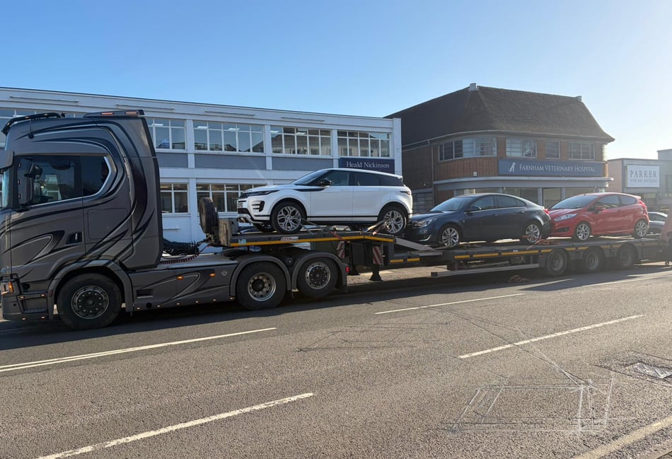 Customs officers attend Farnham garage on Guildford Road