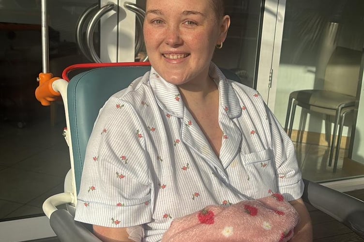 Jess Gibelli in hospital. // A young woman's stomach bug and bloating turned out to be a rare and aggressive form of blood cancer. Jess Gibelli, 28, started experiencing nausea, sickness, severe fatigue and bloating in November 2025 but she initially put it down to a sickness bug. She was working two physically demanding jobs as a florist and running her own event décor business - Viva La Fiesta - and she'd go straight to bed after work without having any dinner. But when her heart rate suddenly shot up to 160 while lying down in December 2025, Jess was rushed to hospital and doctors found a 30cm abdominal mass on an ultrasound.