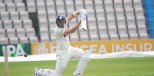 Smith and Lawrence save Surrey from defeat