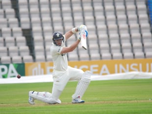 Smith and Lawrence save Surrey from defeat