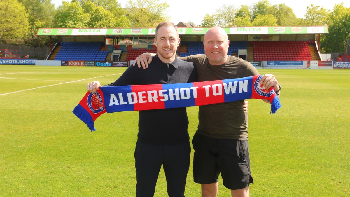 Ollie Harfield vuelve tras lesión y refuerza a un Aldershot en zona de playoff